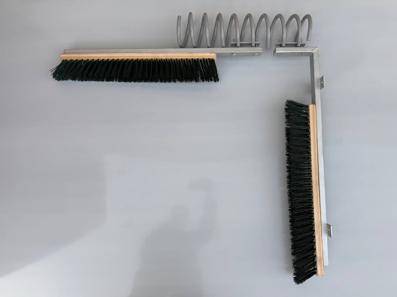 Щетка-чесалка для коров механическая Г-образная